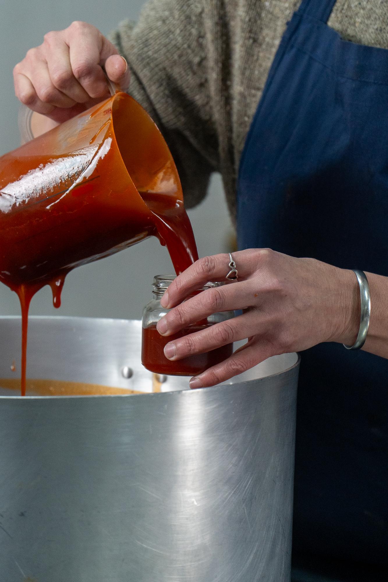 Detail: handgemachte Sauce im Topf