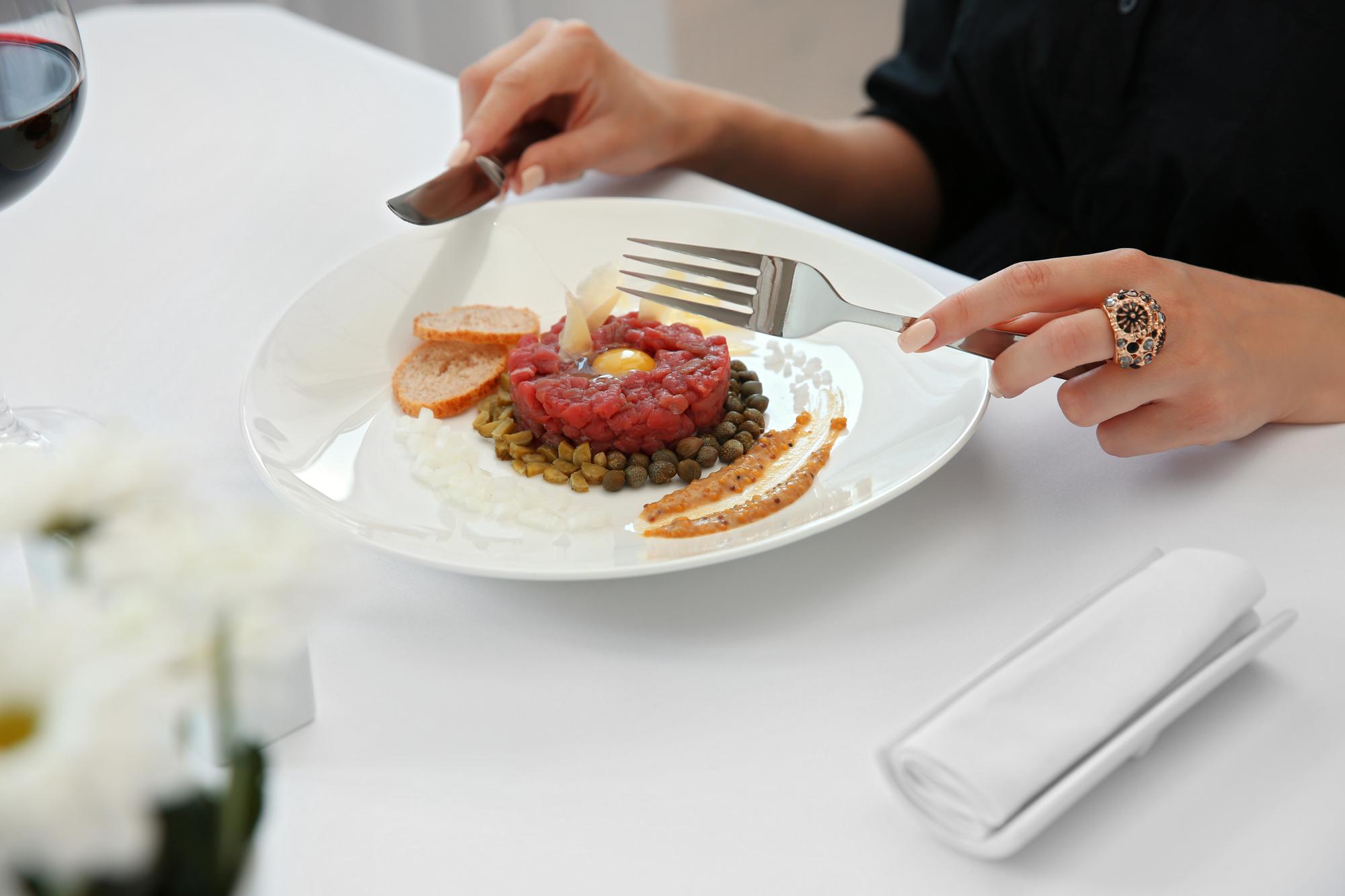 Servierteller in ruhiger Restaurantumgebung
